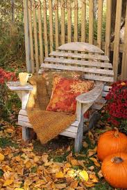 Krzesło w ogródku jesiennym
